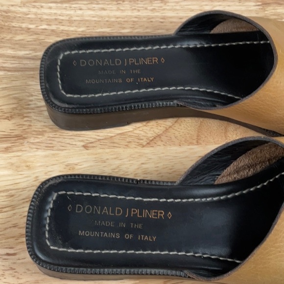 DONALD J PLINER tan leather sandals - Picture 6 of 16